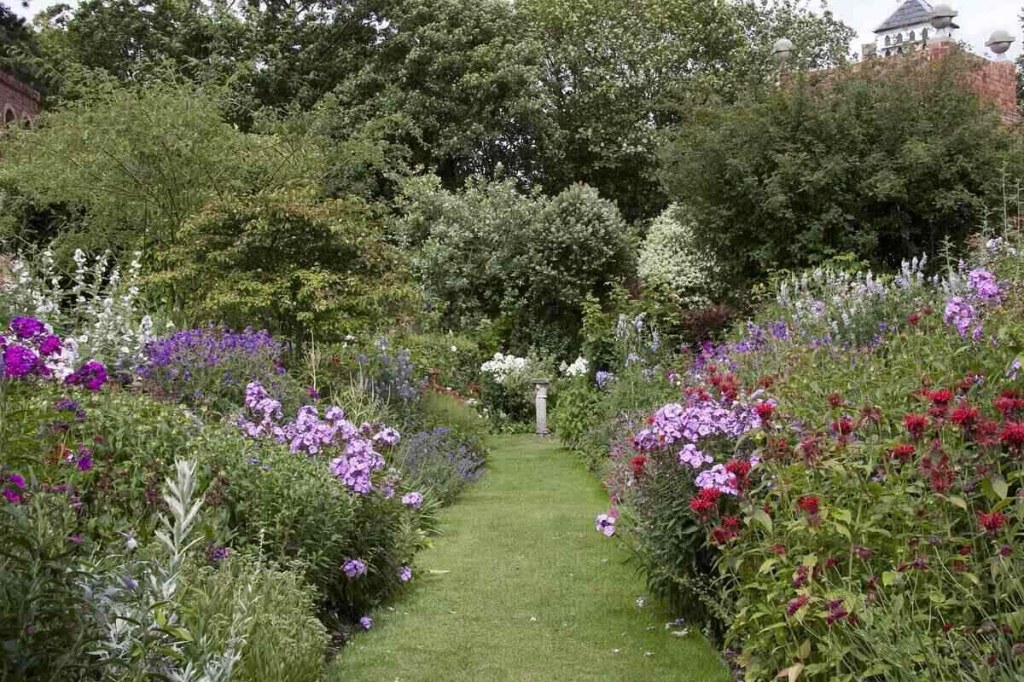 Picture of: What is a Cottage Garden?​ – Lawn Care Blog  Lawn Love